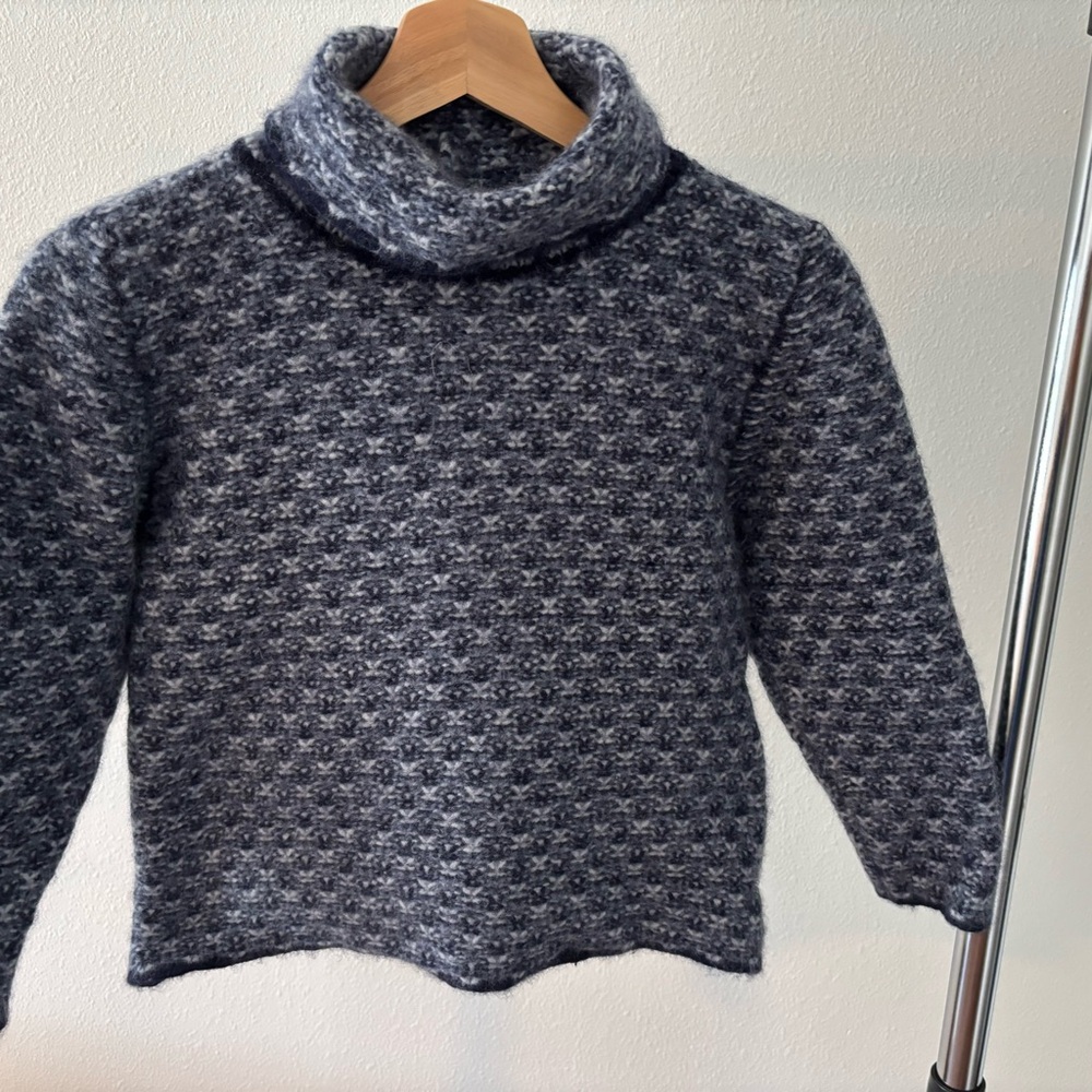 Women's Johnstons of Elgin Cashmere Sweater from Scotland.
